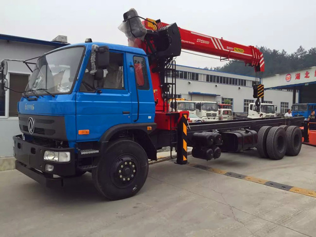 東風(fēng)153后八輪隨車(chē)吊