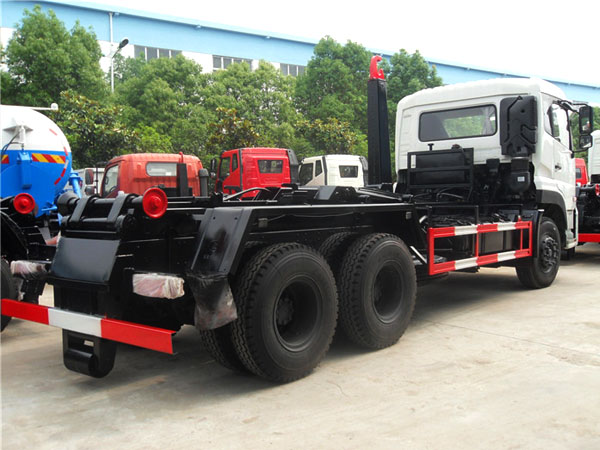 東風天龍后雙橋鉤臂式垃圾車