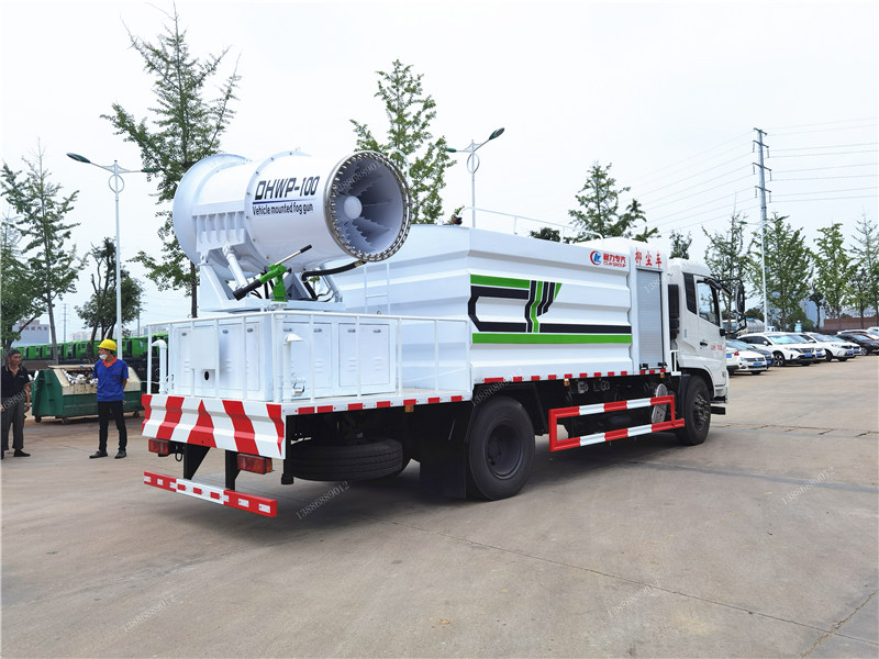 酷暑之日東風天錦噴霧灑水車大顯神威