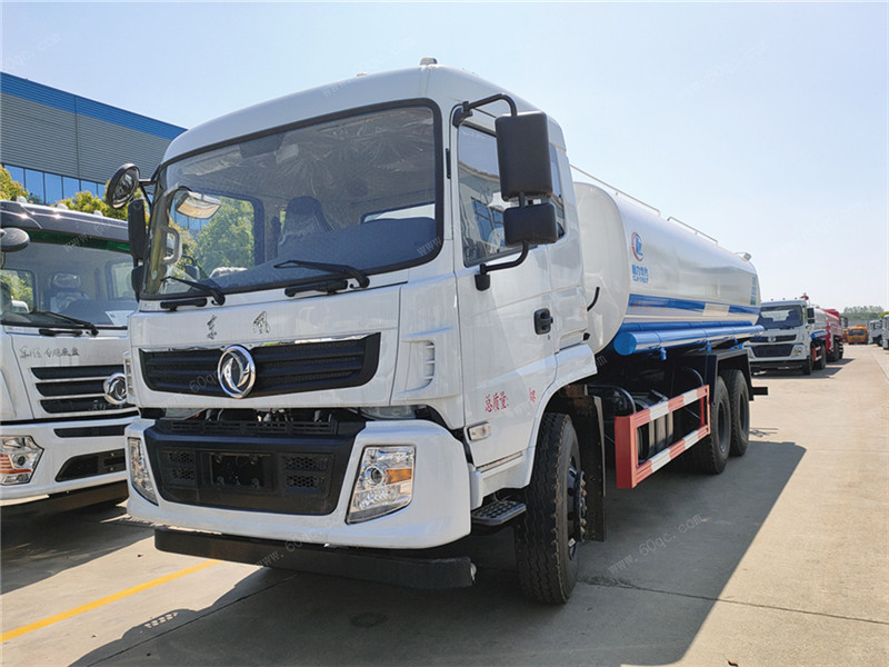 東風新款雙橋灑水車